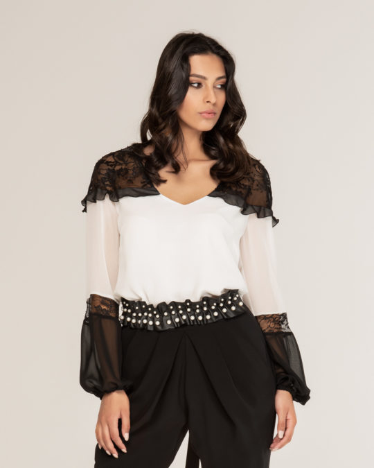 Blusa con spalle in pizzo